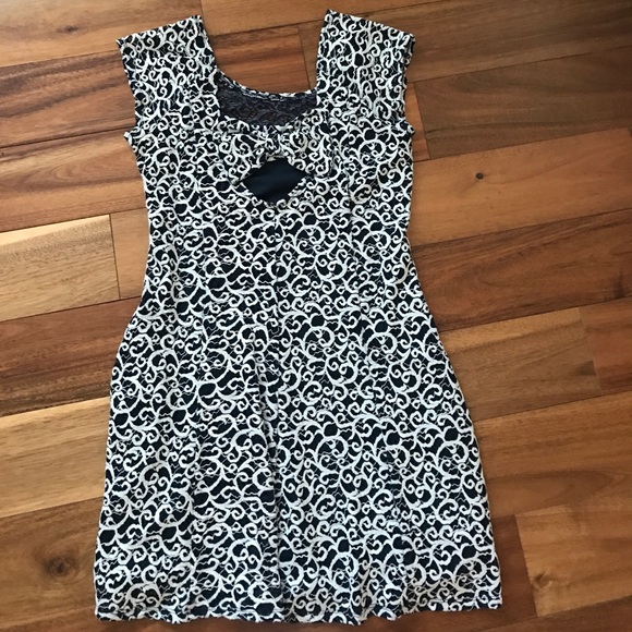 Flowing lace dress! - Picture 2 of 3